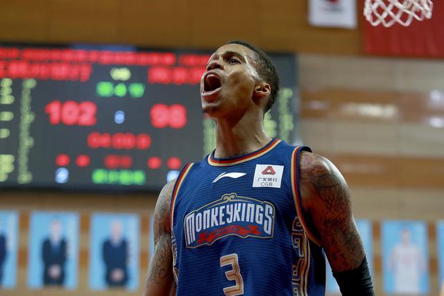 32岁内马尔沙特躺平 36岁莱万西甲拼命15场进17球